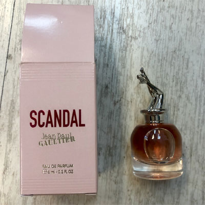 Publicidad en el lugar de venta para el perfume Scandal de Jean Paul Gaultier