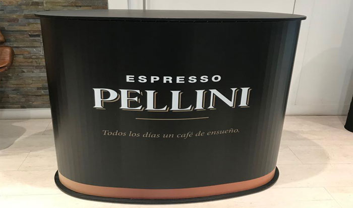 Publicidad en el lugar de venta para la marca de café Pellini